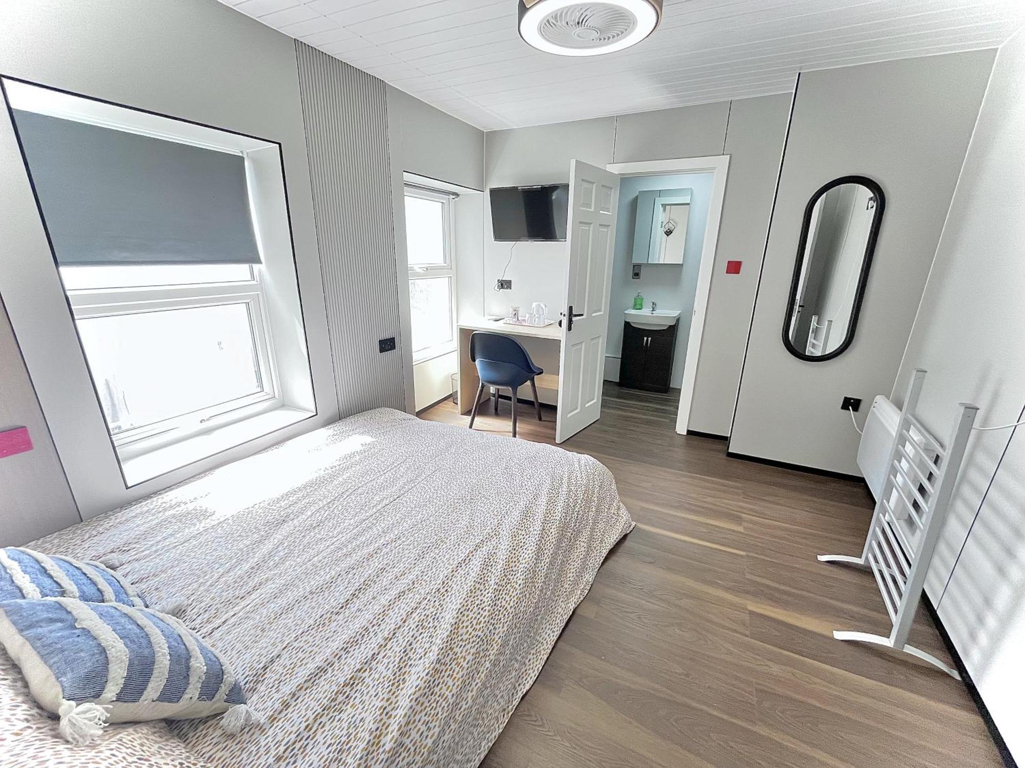 Welsh Holiday Accommodation - Modern Living Pembroke Dock Exterior foto